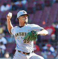 ８回から登板するモレッタ（撮影・西田忠信）