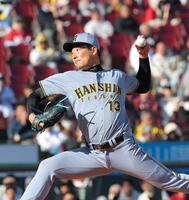 ９回から登板する岩崎（撮影・北村雅宏）