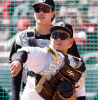 送球練習する嶋村（手前）＝撮影・西田忠信