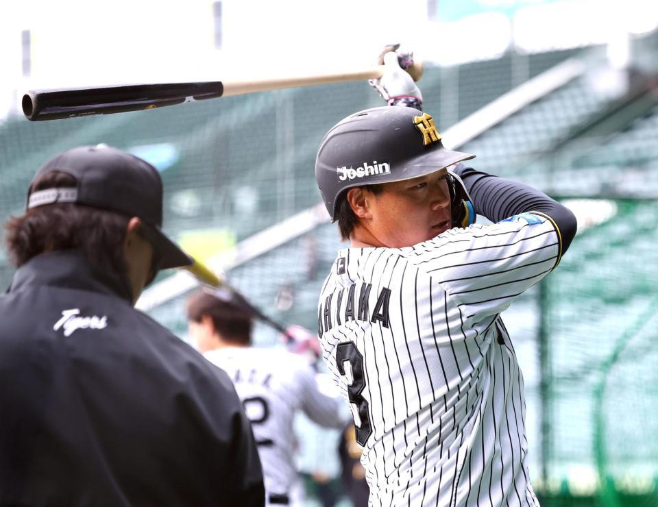 打撃練習でバットを振り込む大山（撮影・山口登）