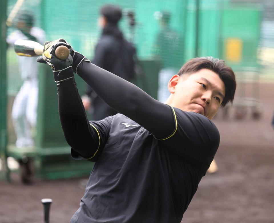 打撃練習でバットを振り込む嶋村（撮影・山口登）