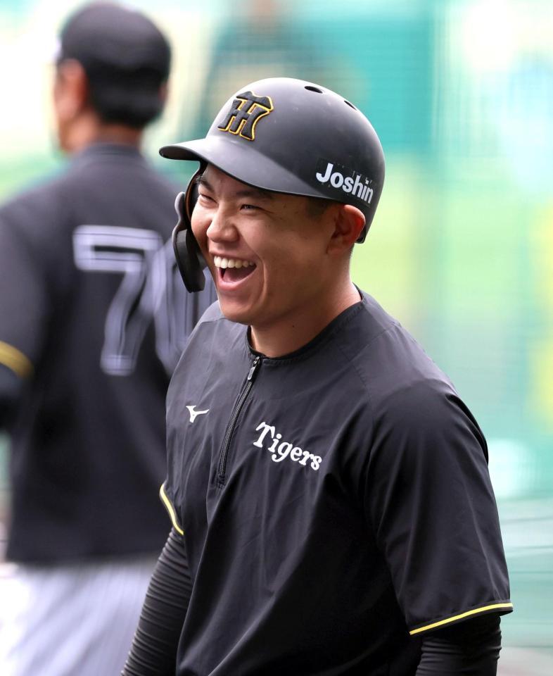 練習中、笑顔を見せる嶋村（撮影・山口登）