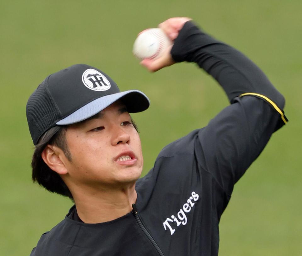 キャッチボールをして調整する高橋（撮影・立川洋一郎）