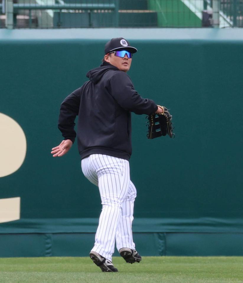 ノックの打球を追う前川（撮影・山口登）