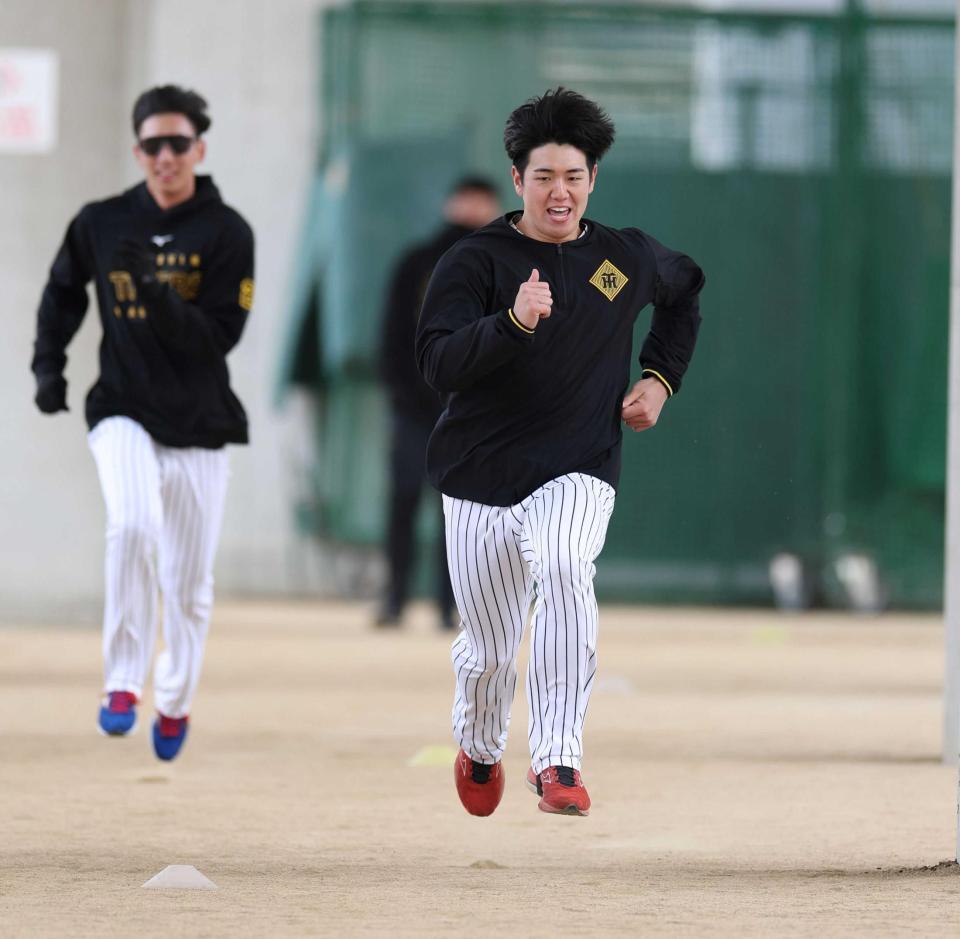 　ダッシュをする石黒。左奥は今朝丸