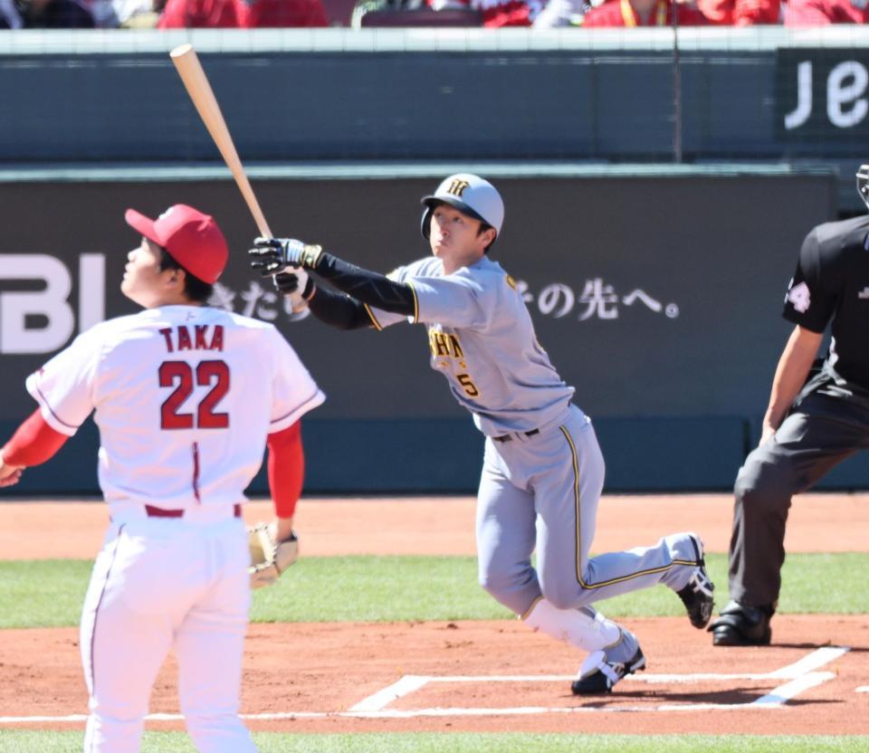 １回、先制ソロを放つ近本（撮影・田中太一）