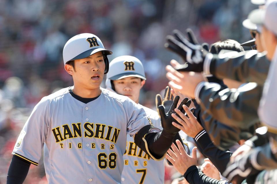 ３回、２ランを放ちベンチ前で迎えられる中川（撮影・西田忠信）