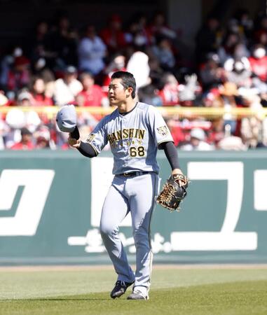 ３回に２ランを放った中川はスタンドの声援に応える（撮影・西田忠信）