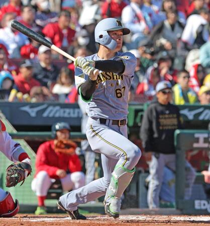 ７回、２点適時二塁打を放つ高寺（撮影・北村雅宏）