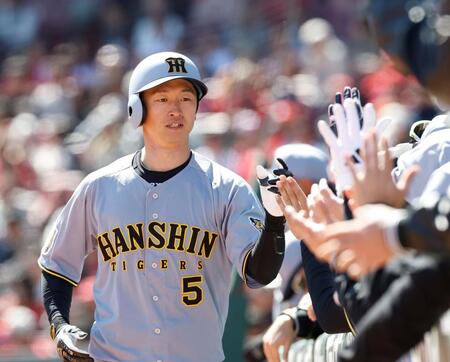 １回、先頭打者本塁打を放ち、ベンチ前で迎えられる近本（撮影・西田忠信）