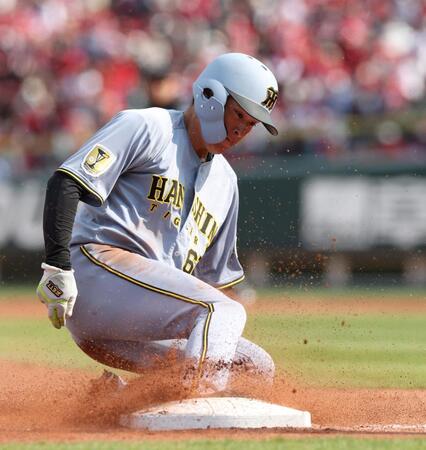 ８回、二盗を決めた後、三進する高寺（撮影・西田忠信）