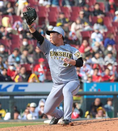 ８回、大盛のゴロをキャッチする桐敷（撮影・北村雅宏）