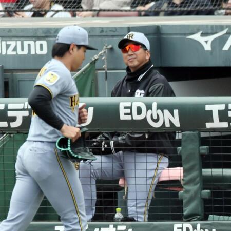 ５回、工藤（手前）を交代させる藤川監督（撮影・田中太一）