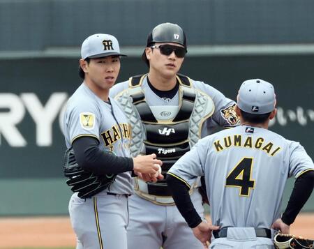 ５回、途中降板した工藤（左）＝撮影・田中太一