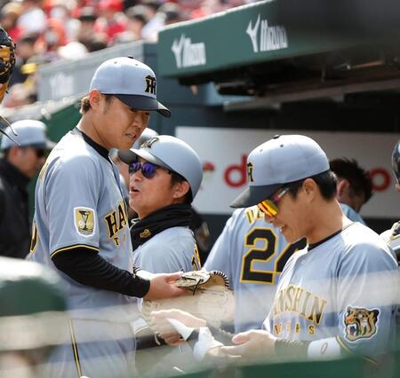 ４回を投げ終えベンチに戻る西勇（左）＝撮影・西田忠信