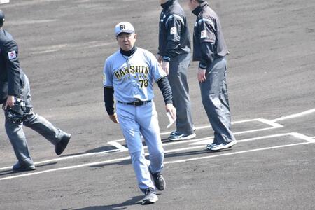 メンバー表交換を終えた平田二軍監督