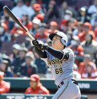 ３回、２ランを放つ中川（撮影・西田忠信）