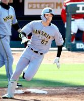 ７回、２点二塁打を放つ高寺（撮影・田中太一）