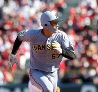 ７回、２点二塁打を放った高寺は送球間に三塁を狙う（撮影・西田忠信）