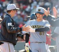 ７回、中川の適時打で生還し、藤川監督（左）とタッチする高寺（撮影・西田忠信）