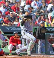 ７回、２点適時二塁打を放つ高寺（撮影・北村雅宏）