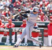 １回、先頭打者本塁打を放つ近本（撮影・西田忠信）