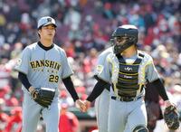 初回を無失点で切り抜け、嶋村（右）とベンチに戻る高橋（撮影・西田忠信）