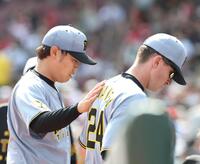 ２回を投げ終えディベイニー（右）の背中に手を置く西勇（撮影・西田忠信）