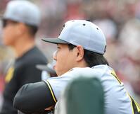 降板後、ベンチからグラウンドを見つめる工藤（撮影・西田忠信）