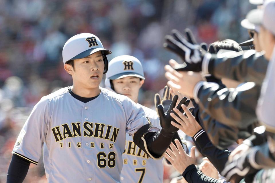 ナインとタッチを交わす中川