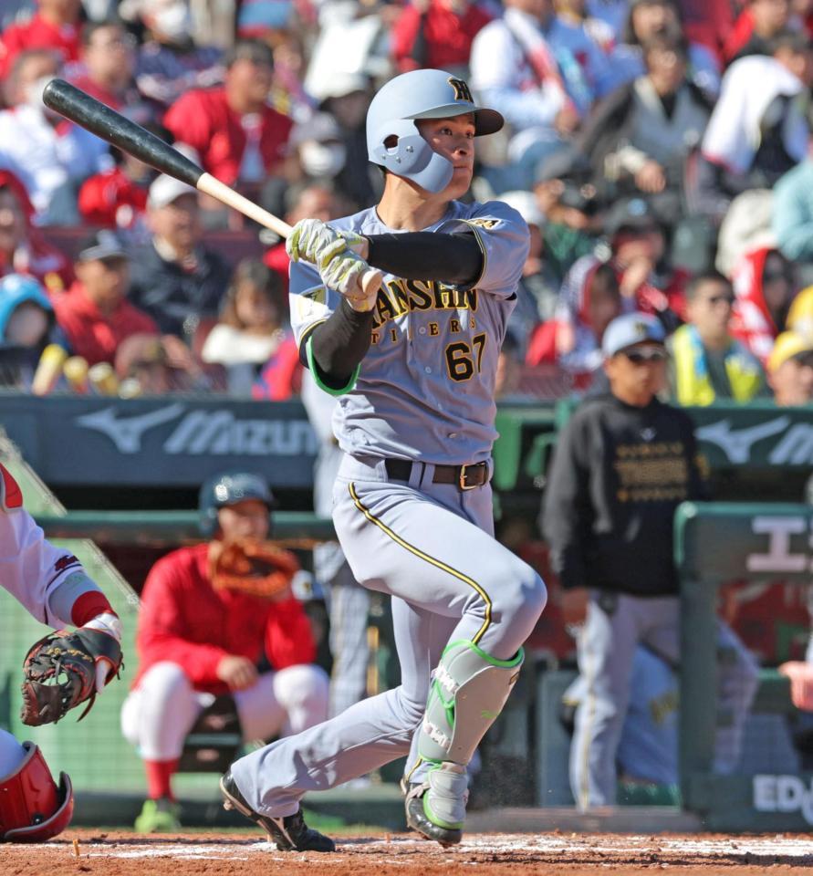 ７回、２点適時二塁打を放つ高寺（撮影・北村雅宏）