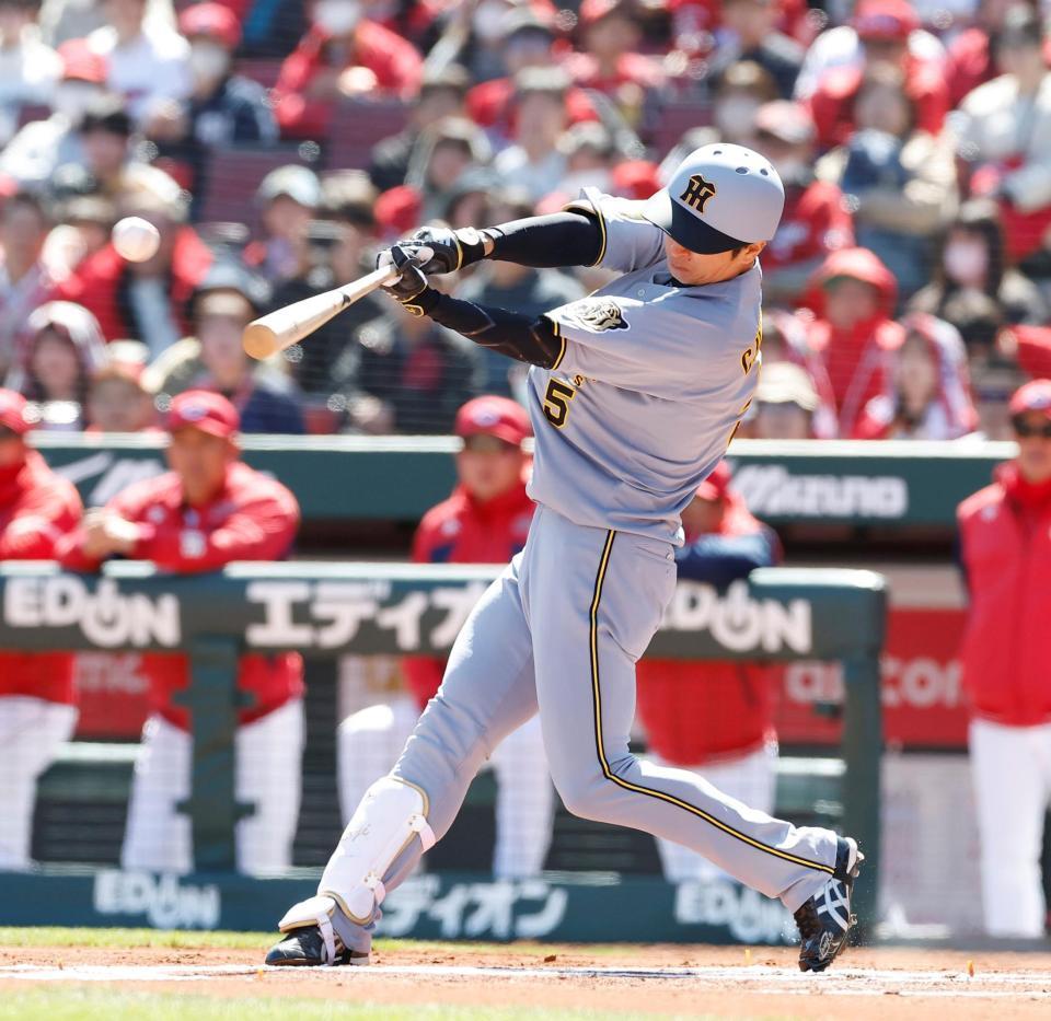 １回、先頭打者本塁打を放つ近本（撮影・西田忠信）