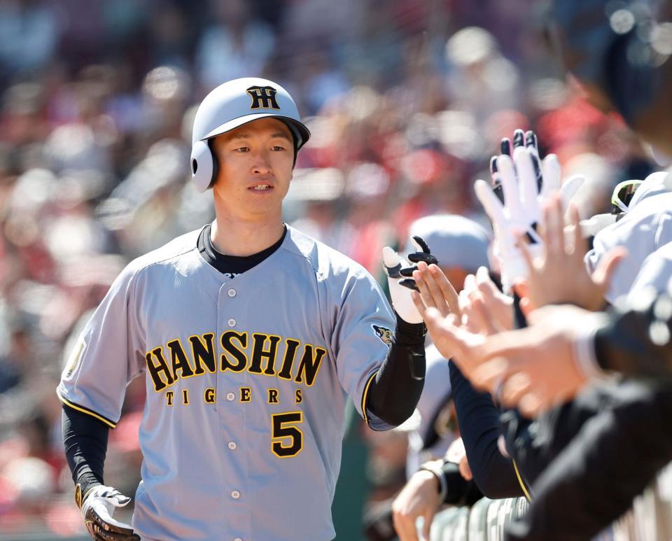 １回、先頭打者本塁打を放ち、ベンチ前で迎えられる近本（撮影・西田忠信）