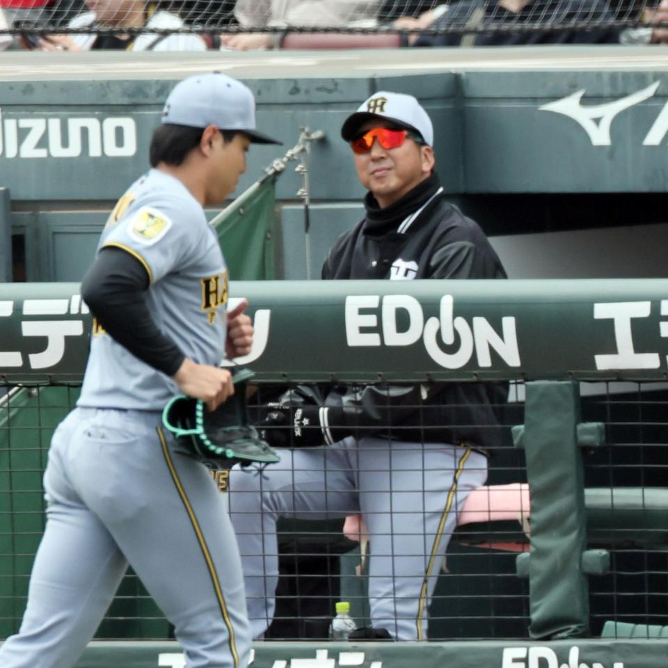 ５回、工藤（手前）を交代させる藤川監督（撮影・田中太一）