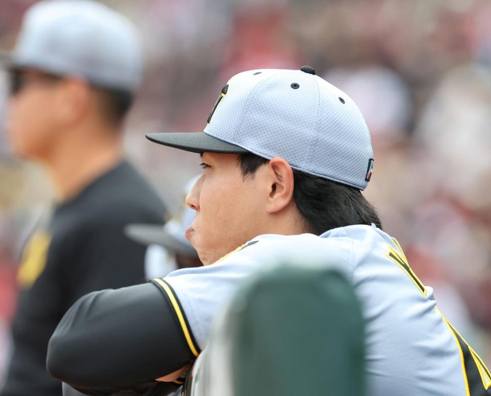 降板後、ベンチからグラウンドを見つめる工藤（撮影・西田忠信）