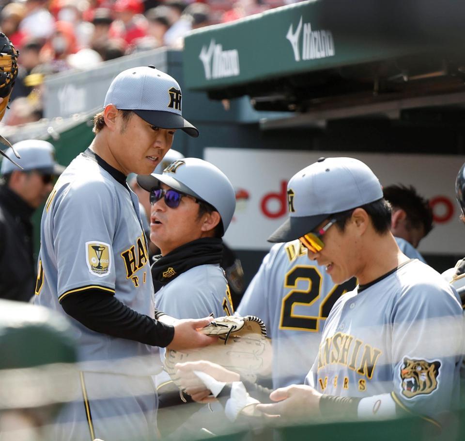 ４回を投げ終えベンチに戻る西勇（左）＝撮影・西田忠信