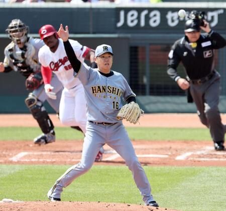 　２回、モンテロの打球に反応する西勇（撮影・田中太一）