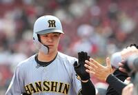 ５回、代走を送られた中野はベンチ前でナインとタッチをする（撮影・西田忠信）