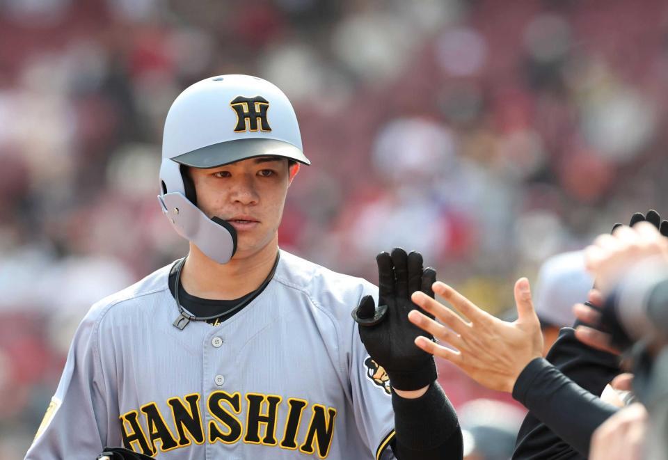 ５回、代走を送られた中野はベンチ前でナインとタッチをする（撮影・西田忠信）