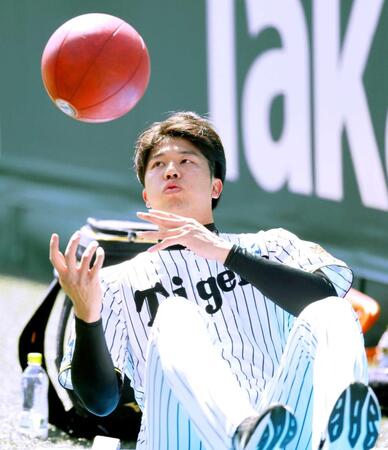 　トレーニングする才木（撮影・山口登）