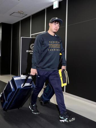 球場入りする佐藤輝（撮影・山口登）