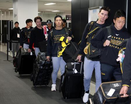 球場入りする坂本（中央）＝撮影・山口登