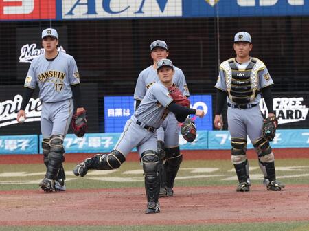 シートノックを受ける坂本（撮影・金田祐二）