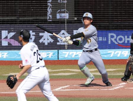 ３回、右越えに逆転２ランを放つ高寺（撮影・金田祐二）
