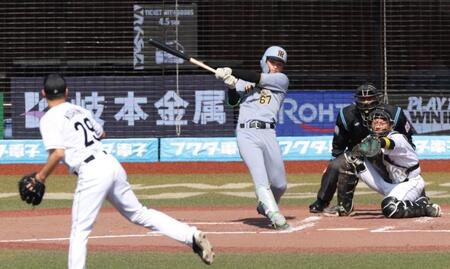 ３回、右越えに逆転２ランを放つ高寺（撮影・金田祐二）