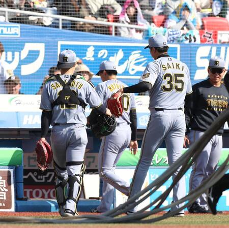 ５回裏終了時、阪神・坂本誠志郎（左）とタッチをする才木浩人＝ＺＯＺＯマリン（撮影・佐々木彰尚）