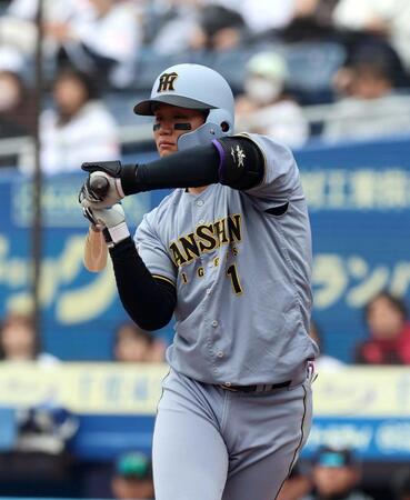 １回、空振り三振に倒れる森下（撮影・山口登）