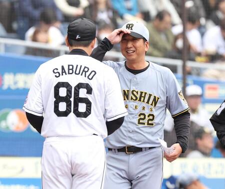 メンバー表を交換する藤川監督（撮影・佐々木彰尚）