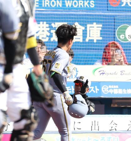 ３回、２ランを放った高寺を出迎える藤川監督（撮影・佐々木彰尚）