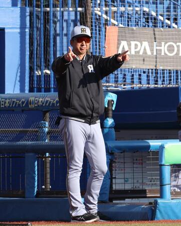 ９回、ディベイニーの打席の時にリクエストする藤川監督（撮影・佐々木彰尚）